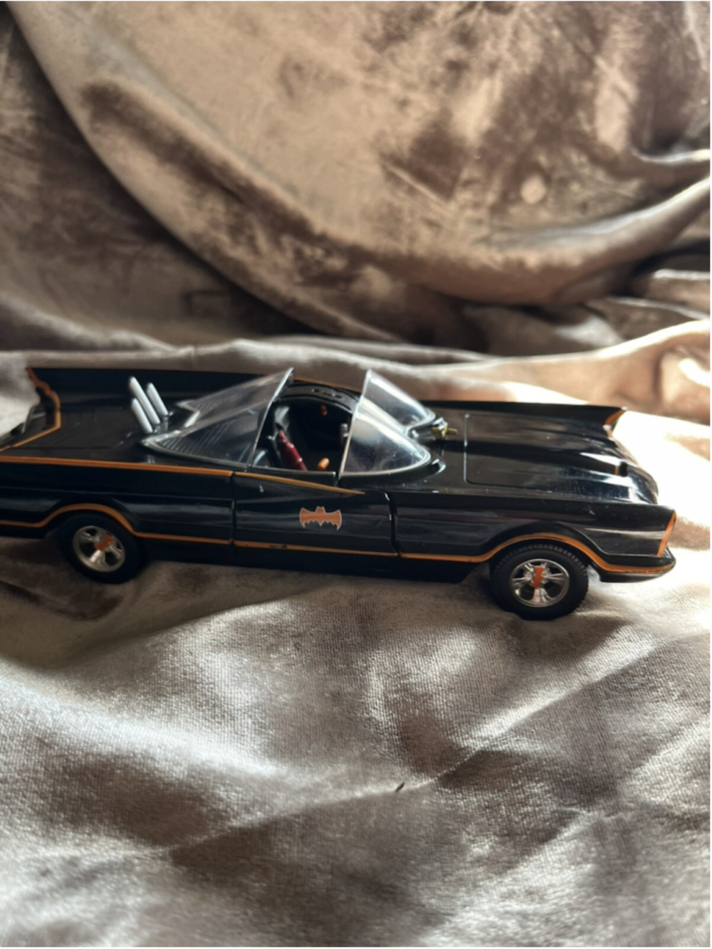 Jada Toys 98223 Batman Classic 1966 TV BATMOBILE 1:24 Scale Vehicle MUST SEE